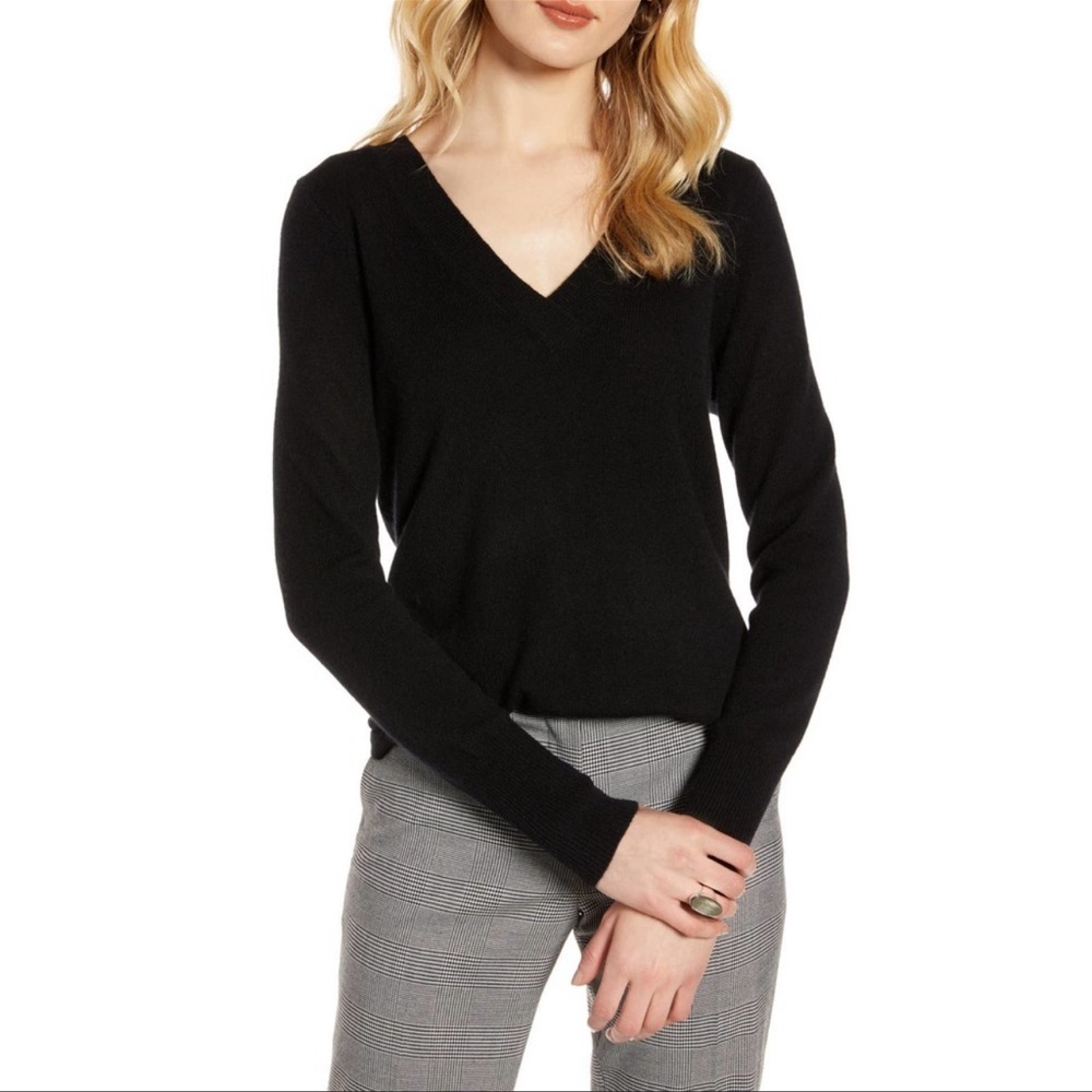 Halogen V-Neck Cashmere Sweater In Black